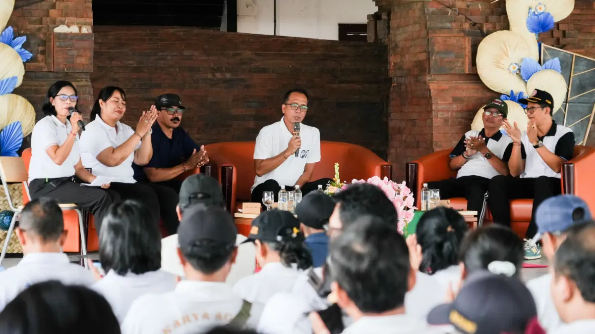 Kepala Disdikpora Kabupaten Badung I Gusti Made Dwipayana (pegang mik) saat Safari Pendidikan yang digelar di SMPN 5 Abiansemal, Jumat (8/5/2026).