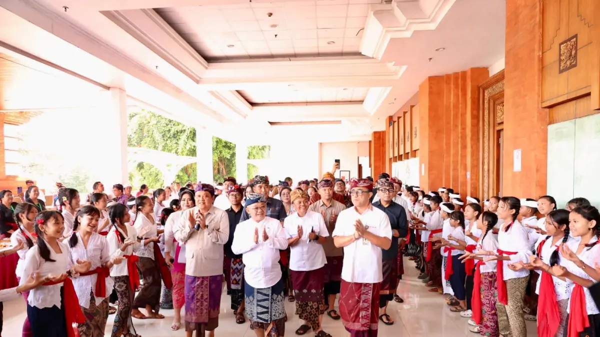 Mendikdasmen Abdul Mu’ti didampingi Wali Kota Denpasar, IGN Jaya Negara saat menghadiri puncak acara DEF di Gedung Dharma Negara Alaya Kota Denpasar, Kamis (7/5).&nbsp;