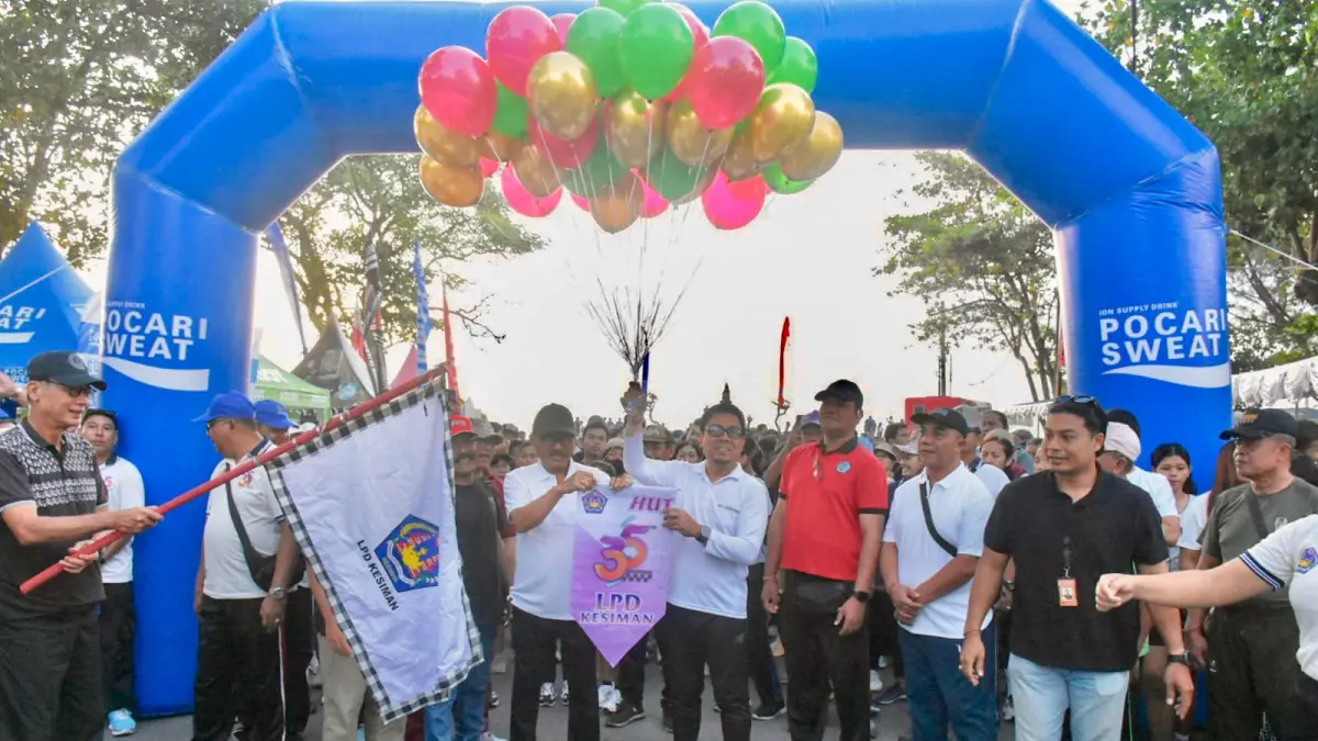 Wakil Wali Kota Denpasar I Kadek Agus Arya Wibawa bersama Ketua DPRD Kota Denpasar, I Gusti Ngurah Gede saat menghadiri sekaligus melepas Jalan Sehat Bersama serangkaian HUT Ke- 35 LPD Desa Adat Kesiman, Sabtu (9/5).&nbsp;