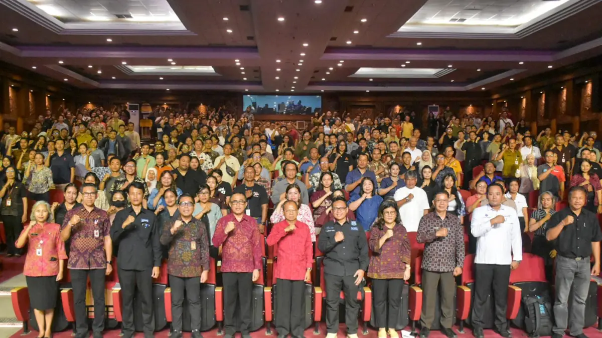 Wali Kota Denpasar I Gusti Ngurah Jaya Negara bersama Wawali I Kadek Agus Arya Wibawa saat mendampingi Gubernur Bali Wayan Koster di Dharma Negara Alaya (DNA) Denpasar, Jumat (8/5).