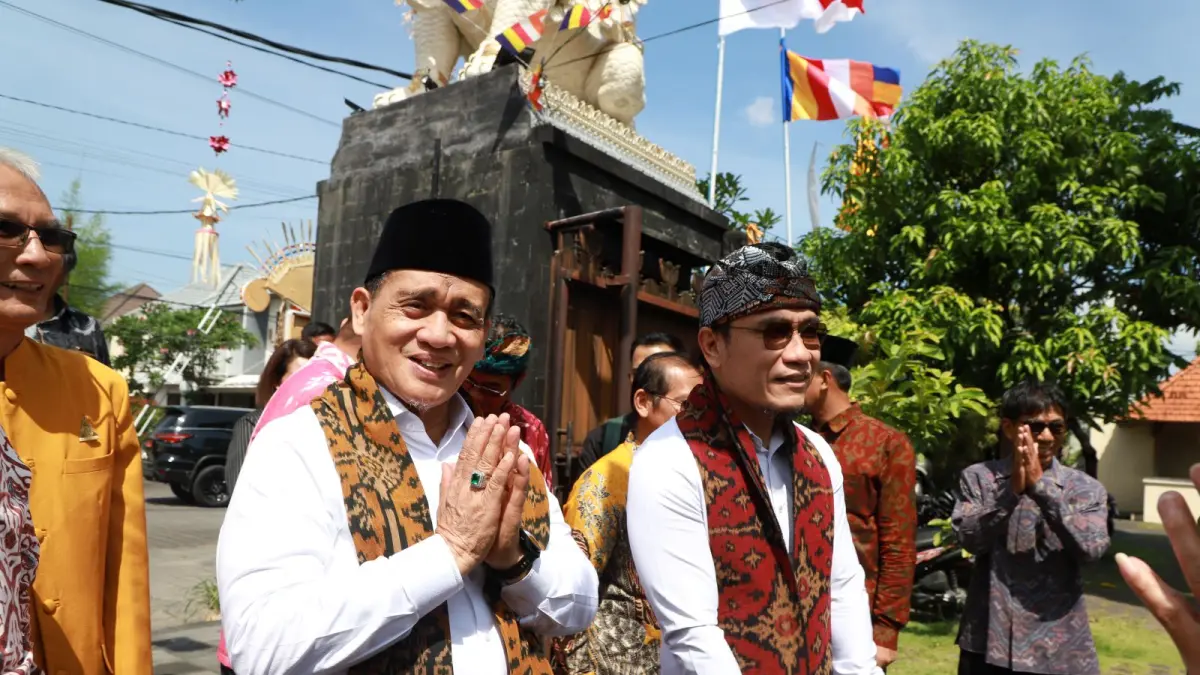 SALING MENGUATKAN: Wakil Menteri Agama RI, KH. Romo R. Muhammad Syafi’i dan Utusan Khusus Presiden (UKP) Bidang Kerukunan Beragama dan Pembinaan Sarana Keagamaan, KH. Miftah Maulana Habiburrahman alias Gus Miftah saat tiba di Vihara Sakyamuni Denpasar, Sabtu 9 Mei 2026. (Sania Humas Kemenag Bali for radarbali.id)