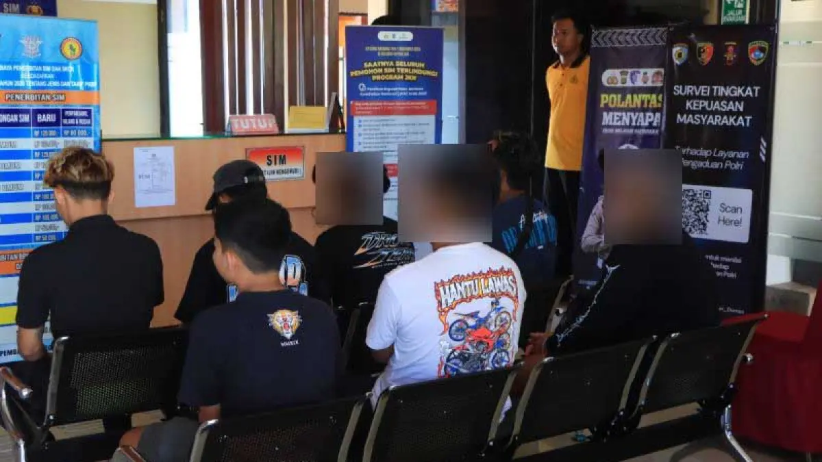 DIPERINGATKAN: Polres Klungkung memberikan pembinaan terhadap pelaku balap liar di Ruang Pelayanan.(foto:Polres Klungkung)