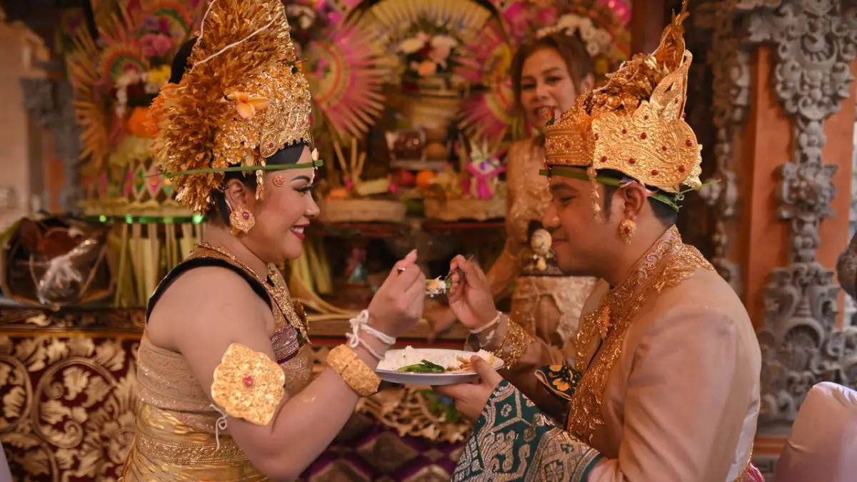 MENIKAH: Putra pertama Notaris Bali, I Ketut Sugiartha, yakni I Wayan Adrian Rainwetha Nugraha dengan sang pujaan hati, I Gusti Ayu Sinta Mahadewi (Rian - Sinta) di Bali Wangi Denpasar. (istimewa/radarbali.id)