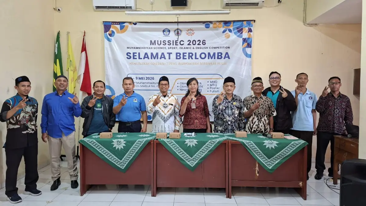 MUSSIEC 2026: Kasi Kesiswaan Dinas Pendidikan Denpasar, AA Alit Agung Ramawati, S.E (tengah) bersama Kepala SMP Muhammadiyah 2 Denpasar (kiri) dan Perwakilan Majelis Dikdasmen PNF Denpasar (kanan), beserta Kepala Sekolah dan Guru Pendamping.