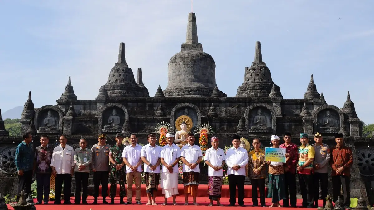 PESAN DAMAI: Wamenag RI, Romo HM Syafe’i, Gubernur Koster dan Dirjen Budha serta pejabat lain di Indonesia Walk for Peace (IWFP) 2026 dari pelataran suci Brahmavihara-Arama, Kabupaten Buleleng, 9 Mei 2026. (Sania Humas Kemenag Bali/radarbali.id)