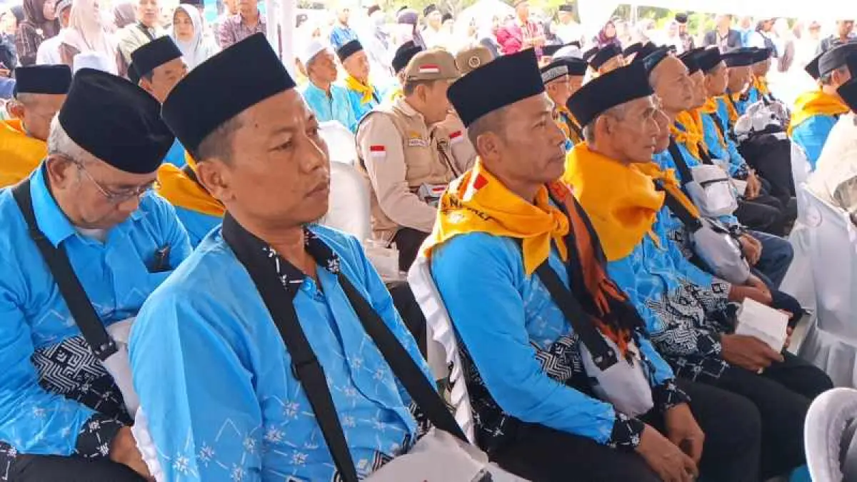 SIAP BERANGKAT : Calon jemaah haji sebelum berangkat dari Gedung Kesenian Ir. Soekarno, Kota Negara, Menuju asrama haji di Surabaya. (foto:Kemhaj)