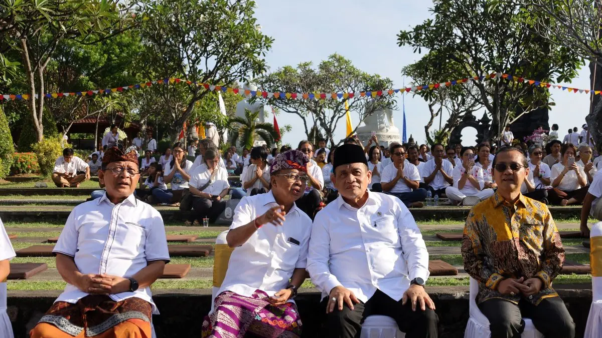 Wakil Menteri Agama RI, Romo R. Muhammad Syafi’i (dua dari kanan) berbincang bersama Gubernur Bali Wayan Koster didampingi Dirjen Budha dan Bupati Buleleng I Nyoman Sutjidra. (Sania Humas Kemenag Bali/radarbali.id)