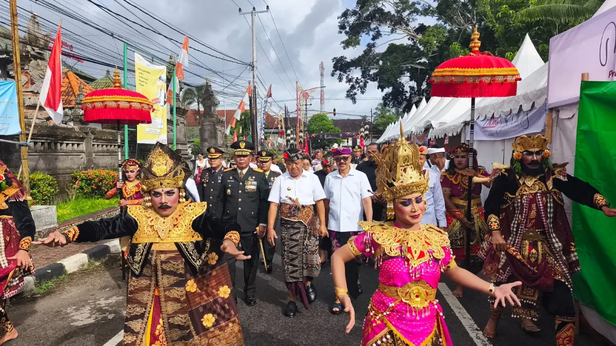 Bupati Bangli Sang Nyoman Sedana Arta saat peringatan Hari Ulang Tahun (HUT) Ke-822 Kota Bangli di Alun-Alun Kota Bangli, Minggu (10/5).