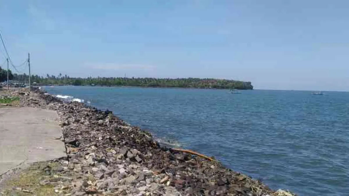 DIHAJAR OMBAK : Bronjong di pesisir Pantai Pebuahan, Desa Banyubiru, kembali kandas diterjang abrasi. (M.Basir/Radar Bali)