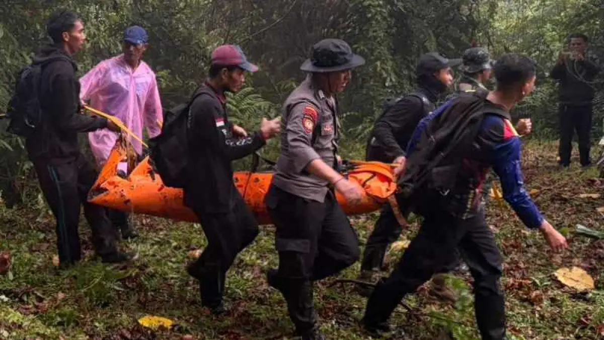 DITEMUKAN: Proses evakuasi jenazah lansia I Made Dibia oleh petugas di Gunung Batukaru, Tabanan. (ist)