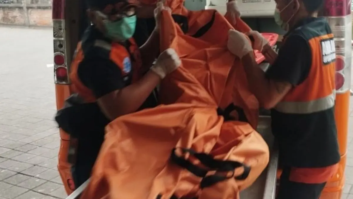 EVAKUASI: Petugas bersama tim identifikasi melakukan olah TKP di kamar kos tempat ditemukannya seorang lansia meninggal dunia di Jalan Pulau Saelus II, Gang Mawar, Sesetan, Denpasar Selatan, Sabtu (9/5/2026)
