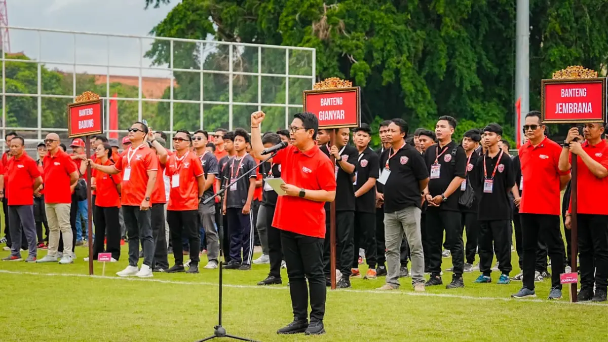 Ketua Panitia yang juga Bupati Badung Adi Arnawa saat Pembukaan Liga Kampung Nasional Soekarno Cup 2026 di Stadion Ngurah Rai, Denpasar, Sabtu (9/5).