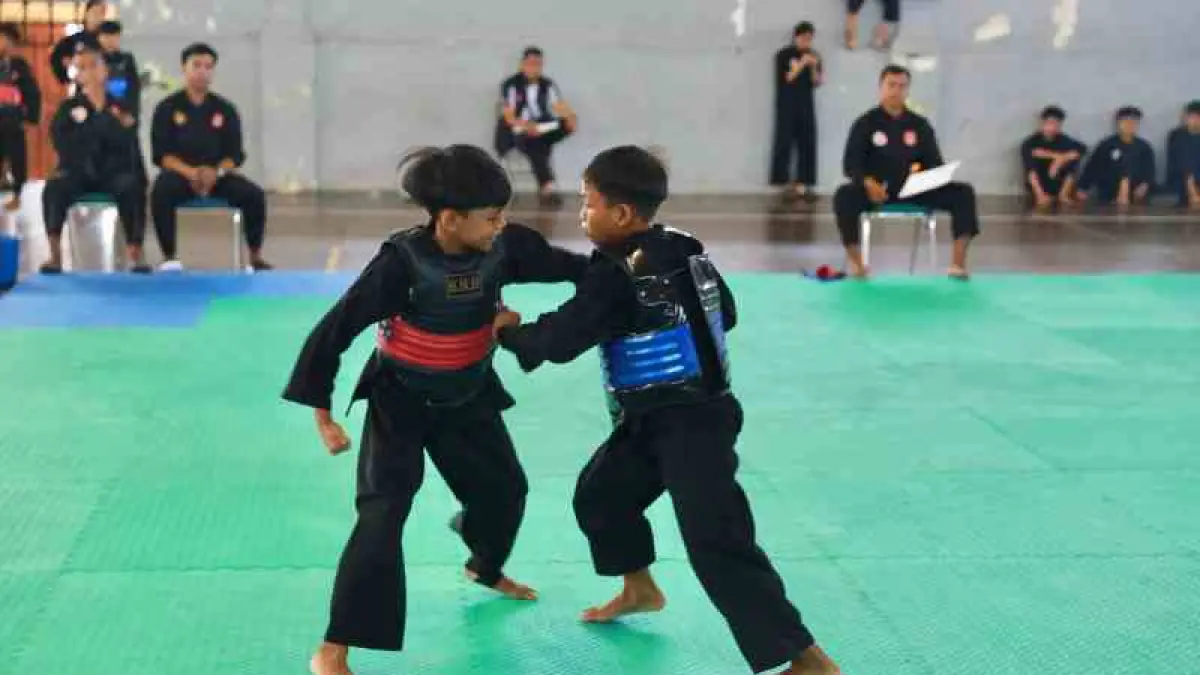 LATIHAN BERSAMA : Suasana latihan bersama di GOR Swecapura, Desa Gelgel.( Foto: Humas Pemkab Klungkung)
