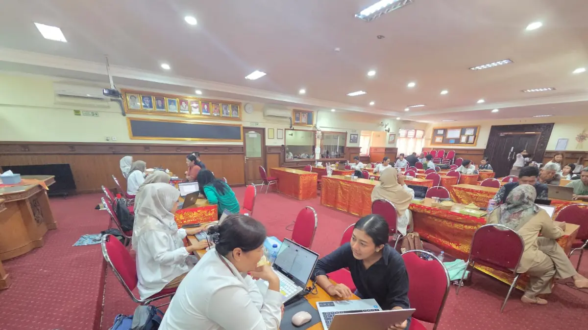 Para pelaku UMKM berkonsultasi langsung dengan para evaluator di BBPOM di Denpasar (6/5). (Marsellus Pampur/Radar Bali) 