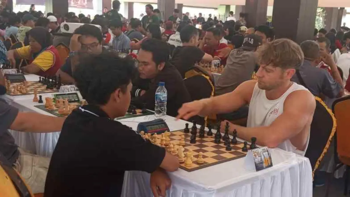 SEMARAK DAN SERU : Grandmaster (GM) asal Inggris Astepen J Gordon bermain di Bali Rapid Open Turnamen 2026 di Krisna Blangsinga. (IB Indra Prasetia)