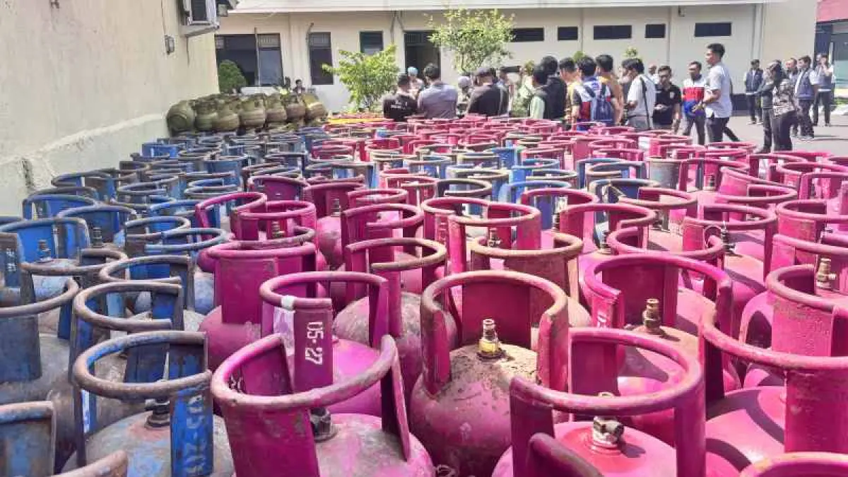 TERBONGKAR : Ribuan tabung gas air elpiji yang diamankan polisi dari gudang oplosan milik I Putu Elly di wilayah Kelurahan Subagan. (Foto zulfika rahman)