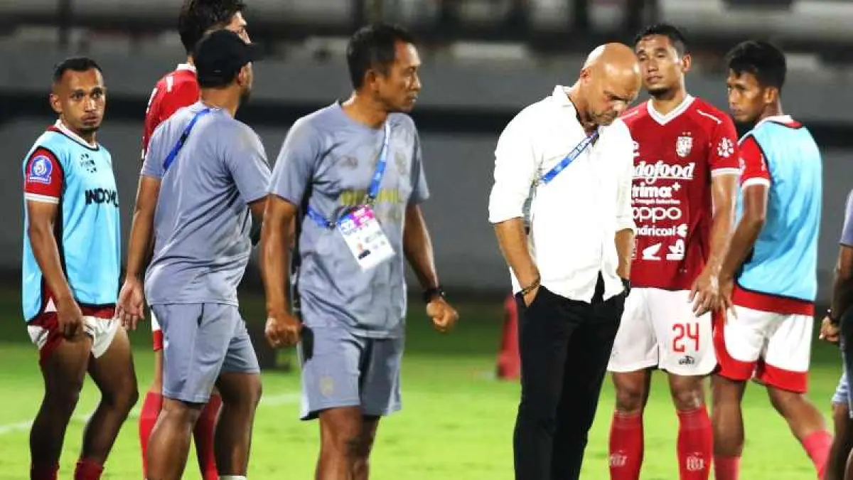 TERTUNDUK LESU : Pelatih Bali United, Johnny Jansen (baju putih) tertunduk lesu seusai laga di Staddion Kapten I Wayan Dipta, Gianyar. (Miftahuddin/Radar Bali)