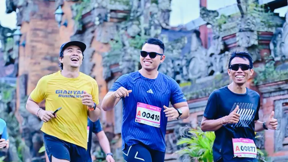 Wakil Ketua DPRD Kota Denpasar, Ida Bagus Yoga Adi Putra (tengah) dalam ajang lari bertajuk Red Run gelaran AirAsia di Gianyar, Minggu (10/5/2026).