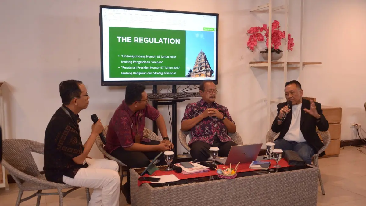 KANAN KE KIRI: Narasumber Forum Diskusi Menjaga Harmoni Bali, Agus Maha Usadha, Chairman Nawa Cita Pariwisata Indonesia (CNCPI) Provinsi Bali, Praktisi dan Pengusaha Sejumlah Properti, Prof. Dr. Ir. Ar.Putu Rumawan Salain, Praktisi Arsitek, Pengamat Tata Ruang dan Lingkungan, Dosen Prodi Arsitektur Fakultas Teknik Universitas Warmadewa dan Viktor Andika Putra, S.Si. Kepala UPTD Pengelolaan Sampah Dinas Lingkungan Hidup dan Kebersihan (DLHK) Kota  Denpasar. (ADRIAN SUWANTO/radarbali.id)