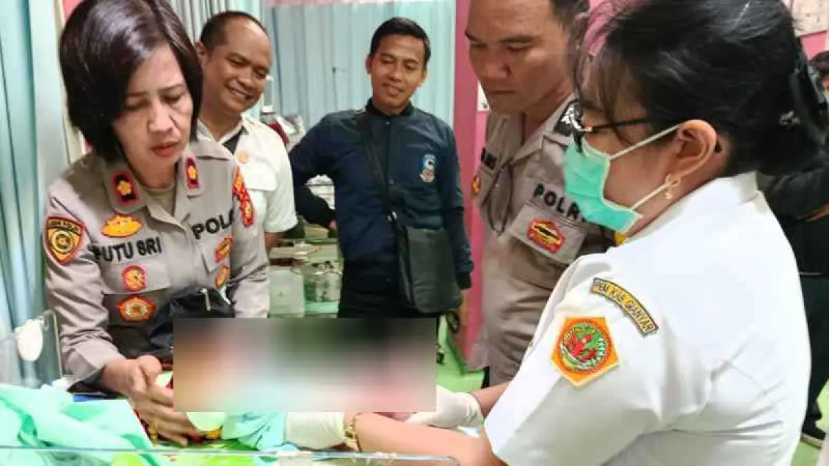 BISA TERSELAMATKAN: Bayi lelaki yang ditemukan di sawah kini dalam perlindungan tenaga kesehatan. (Foto: Polres Gianyar)&nbsp;
