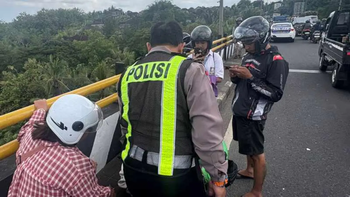 DICEGAH : Polisi bersama warga mencegah upaya seorang&nbsp; remaja berinisial IDKA bunuh diri di jembatan Shortcut Penyalin-Samsam, Tabanan. (ist)