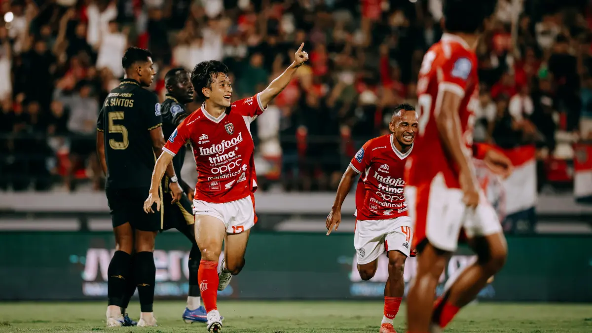 Gelandang Teppei Yachida merayakan gol pertama Bali United ke gawang Borneo FC di pekan ke-32 BRI Super League 2025 2026. 