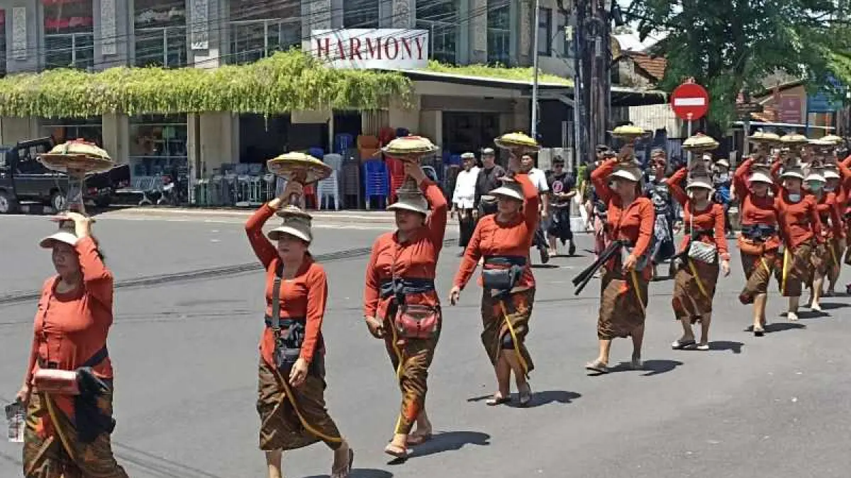 ilustrasi prosesi menjelang pengabenan di Denpasar, beberapa waktu lalu. (foto: Adrian Suwanto/Radar Bali)