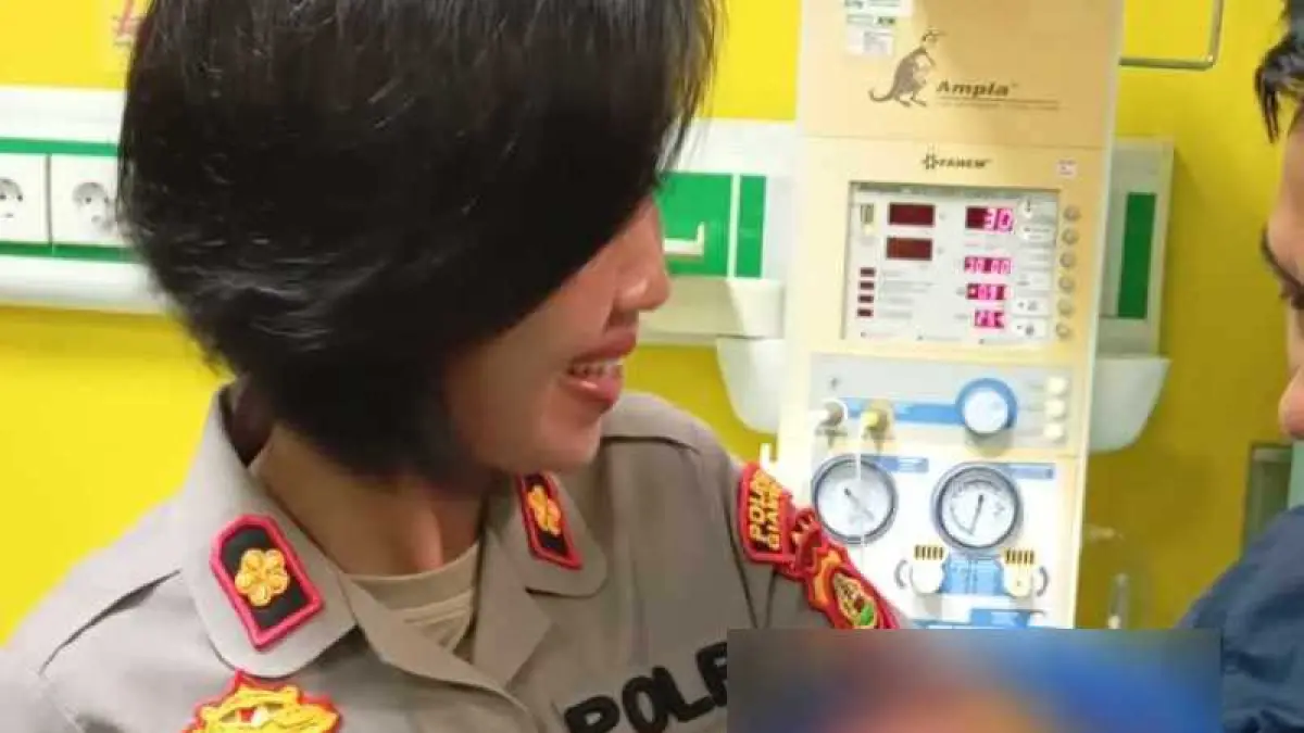 NALURI KEIBUAN : Tampak antusias, Kapolsek Blahbatuh Kompol Luh Putu Sri Sumartini menggendong bayi yang sempat dibuang oleh sang bunda.(foto: Polres Gianyar)