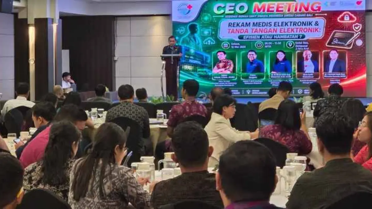 PERTEMUAN ARSSI BALI: Kepala Dinas Kesehatan Provinsi Bali, Gde Anom saat membuka kegiatan CEO Meeting ARSSI Bali di Denpasar. (Foto Marsellus Pampu)