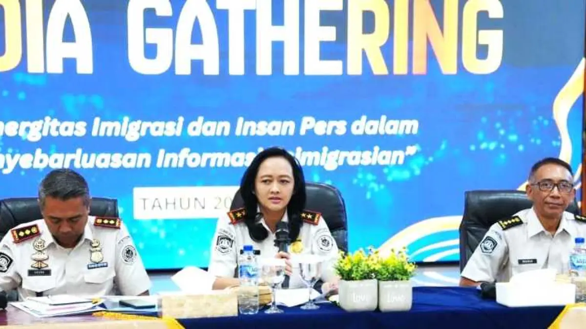 BEBERKAN KORBAN PENIPUAN: Pihak Imigrasi Singaraja beberkan korban penyekapan asal Bangladesh di Buleleng, masuk secara ilegal ke Indonesia.( Foto: Imigrasi Singaraja untuk Radar Bali)&nbsp;