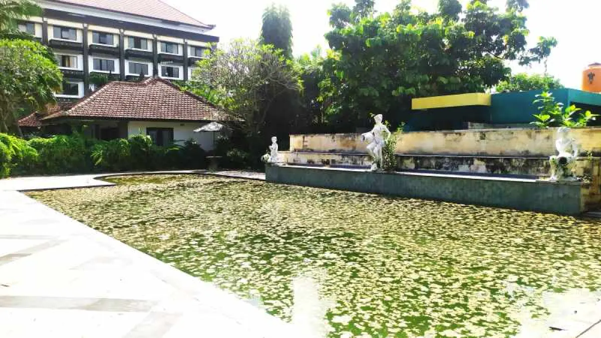 BUKAN KOLAM ES CAMPUR ATAU ES CENDOL : Kondisi kolam Hotel Jimbarwana penuh lumut. (M.Basir/Radar Bali)