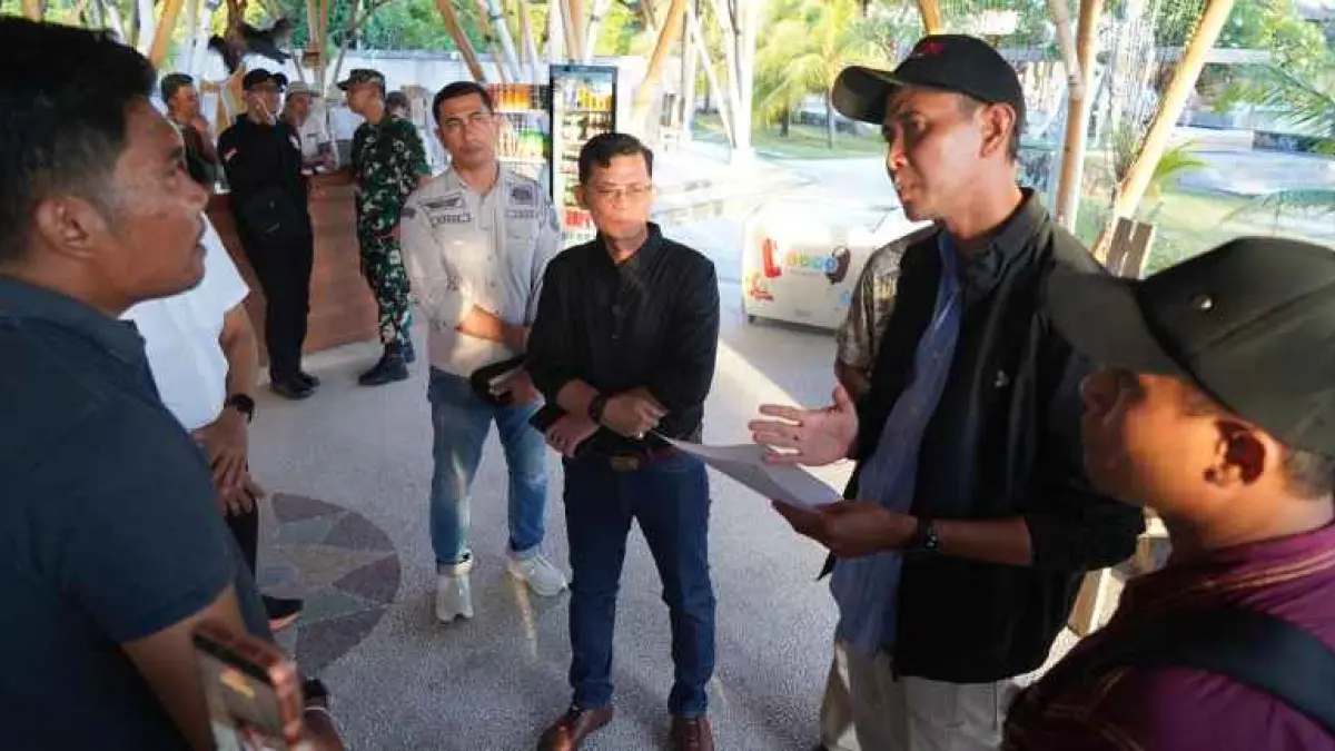 CEK LANGSUNG : Bupati Klungkung, I Made Satria didampingi oleh Wakil Bupati Klungkung, Tjokorda Gde Surya Putra meninjau sejumlah titik usaha yang menjadi motor penggerak ekonomi di kawasan pesisir Nusa Penida. (Foto: Humas Pemkab Klungkung)