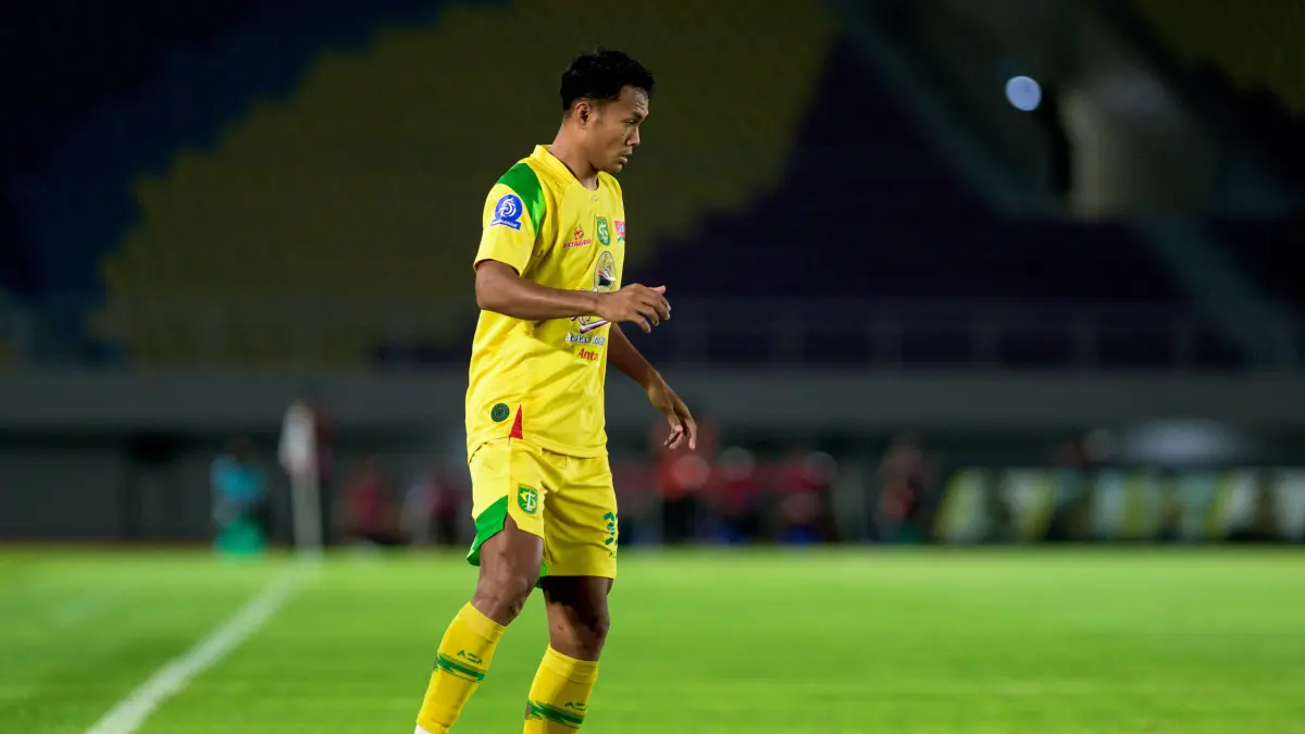 Koko Ari Araya menyisir sisi kanan pertahanan Persis Solo sebelum ditarik keluar karena kram. Tim medis Persebaya masih memantau kondisinya jelang bertemu Semen Padang akhir pekan ini. 