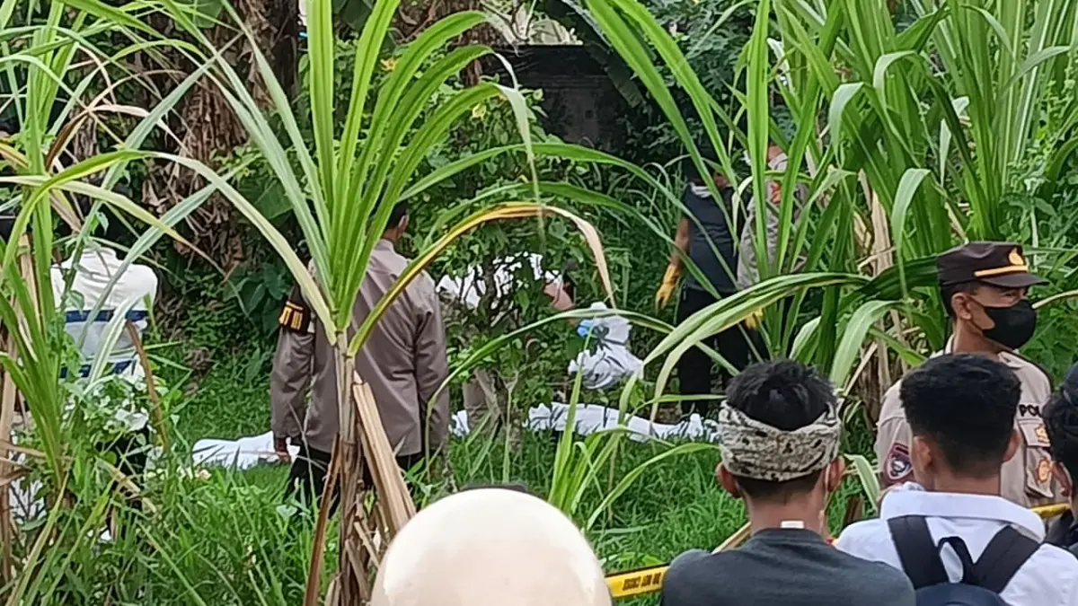 MISTERIUS: Warga Banjar Cabe, Desa Darmasaba, Kecamatan Abiansemal, Kabupaten Badung digegerkan dengan penemuan sesosok mayat tanpa identitas, Selasa 12 Mei 2026. (RIZAL IBRAHIM/radarba;i.id)