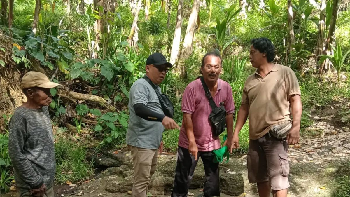 Petajuh Desa Besan yakni Sastrawan (Kanan) menunjukan patok tanah Desa Besan yang telah bersertifikat. (Foto Istimewa) 