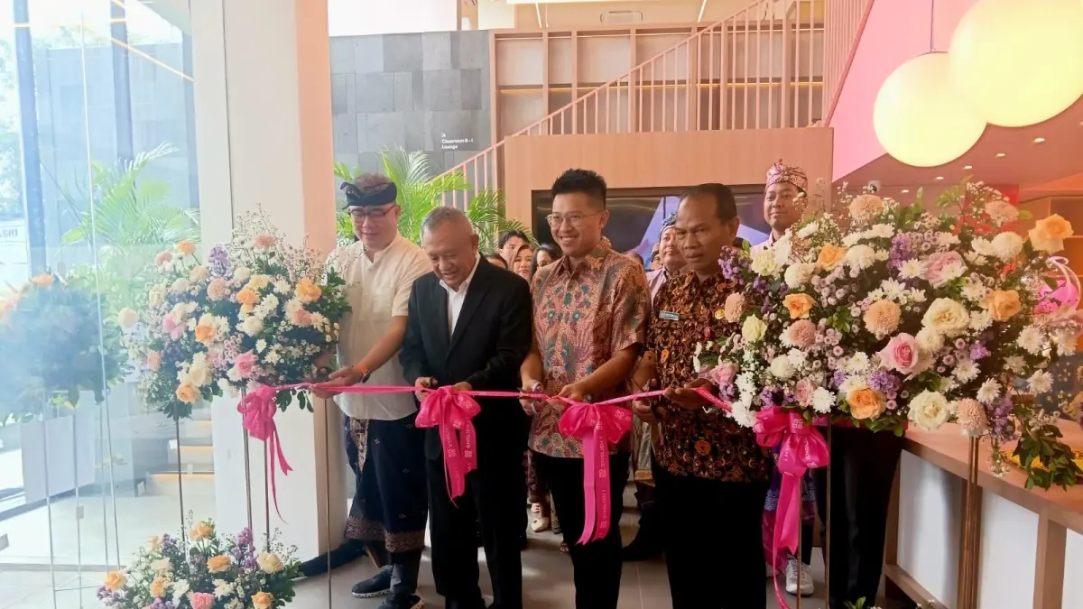 POTONG PITA: Suasana pembukaan English 1 Center baru yang berlokasi di Gatsu Barat (12/5/2026).