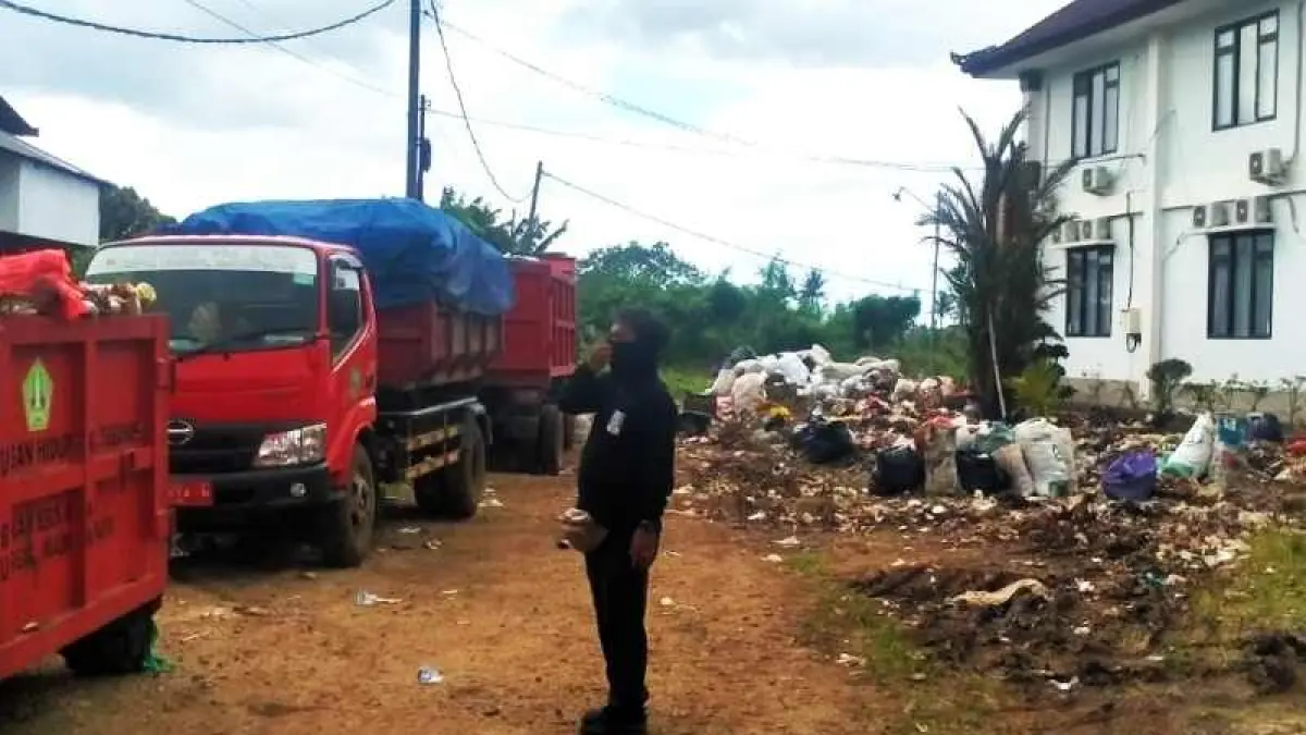 SEAKAN MELEDEK : Kondisi halaman Kantor DLH Tabanan di Banjar Tanah Pegat yang penuh dengan sampah warga yang belum terpilah. (juliadi/radar bali)