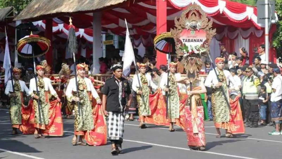 SELALU TAMPIL ALL OUT : Duta Tabanan saat pawai PKB 2023 lalu. (dok.Radar Bali)