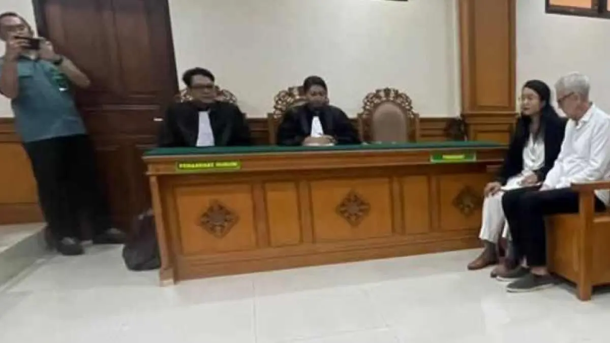 TUA-TUA NAKAL : Valur Blomsterberg kemarin mendengarkan putusan di PN Gianyar. (foto: Kejari Gianyar)