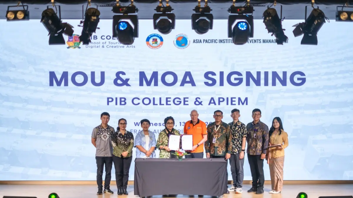 PANGGUNG GLOBAL: Penandatanganan resmi kerjasama antara PIB College dengan APIEM. Berdiri di tengah adalah Prof. Dr. Ir. Anastasia Sulistyawati, B.A.E., M.S., M.M., M.Mis., M.H., D.Th., Ph.D., D.Ag., selaku Direktur PIB College, dan Prof. David Hind selaku Presiden APIEM. (radarbali.id)
