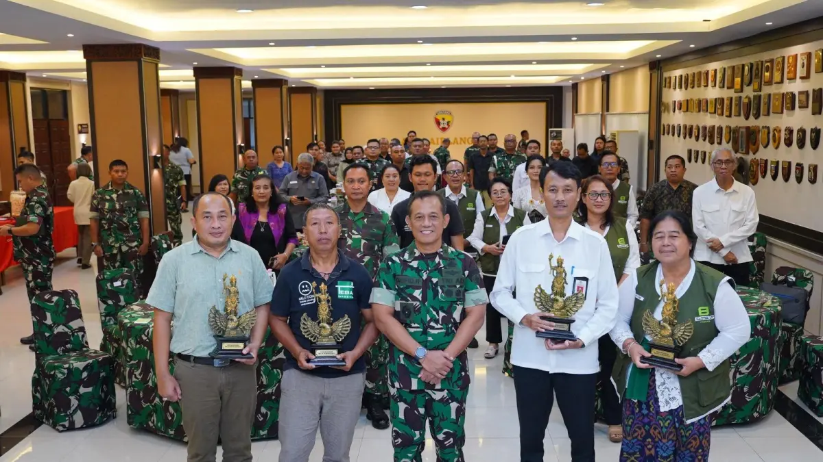 SINERGI TANPA SEKAT: Kasdam IX/Udayana, Brigjen TNI Taufiq Hanafi (tengah) Kepala Dinas KLH Bali, I Made Dwi Arbani (dua dari kanan), akademisi Kartini (paling kanan), Komang Bemo dari Malu Dong Buang Sampah Sembarangan (dua dari kiri) dan praktisi pengolahan sampah Putu Gede Indra (paling kiri) di FGD yang digelar di Makodam IX Udayana, Rabu 13 Mei 2026. (Humas Kodam IX Udayana for radarbali.id) 