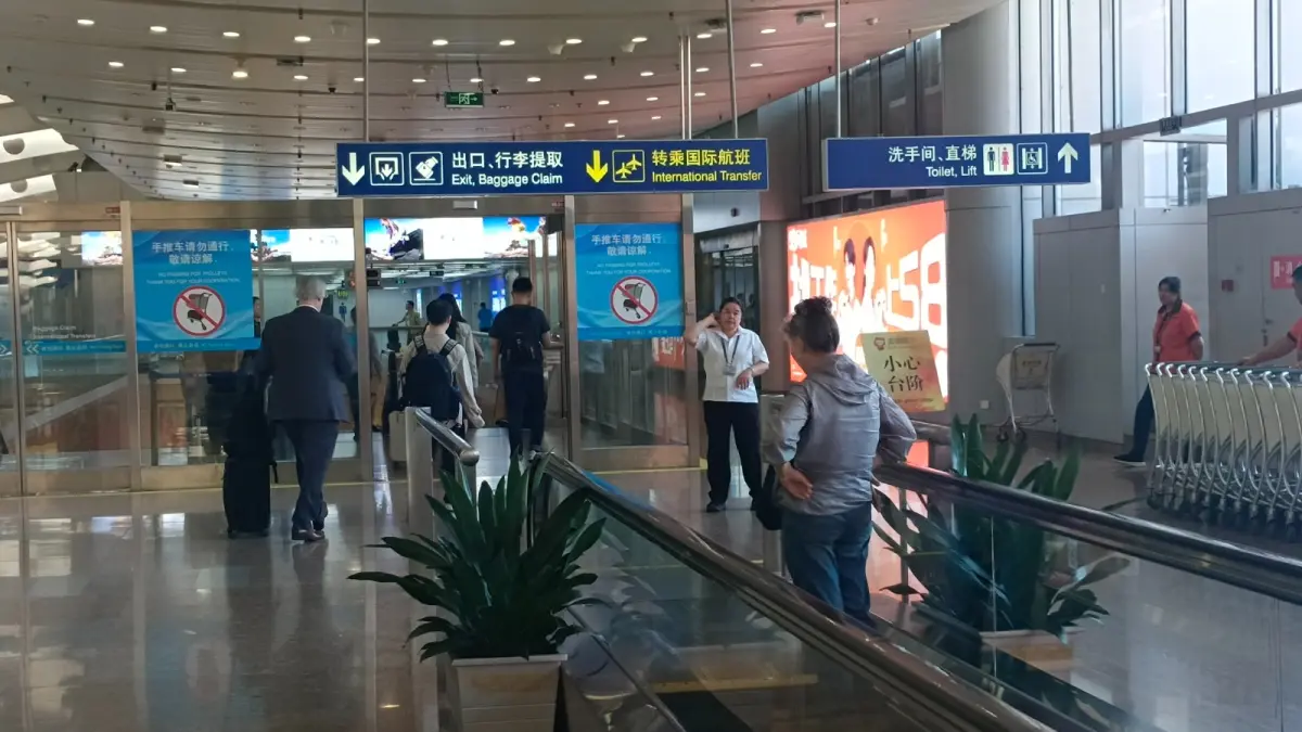 BERSIH DAN LUAS: Suasana di Bandara Shanghai Pudong International Airport. Bandara ini salah satu pusat transit penerbangan yang menghubungkan Tiongkok dengan Amerika, Rusia, Eropa, Australia, hingga Afrika. (EKA PRASETYA/radarbali.id)