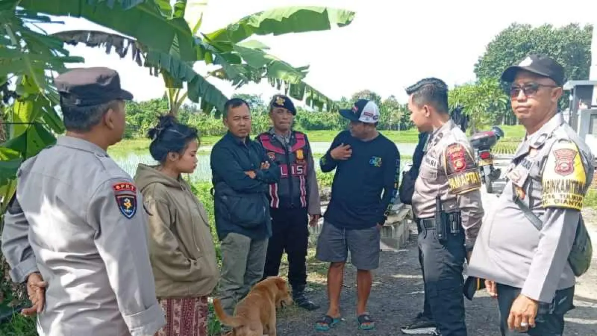 DATANGI LOKASI : Aparat Polsek Gianyar mendatangi perempuan yang melapor melalui call center 110. (foto: Polres Gianyar)