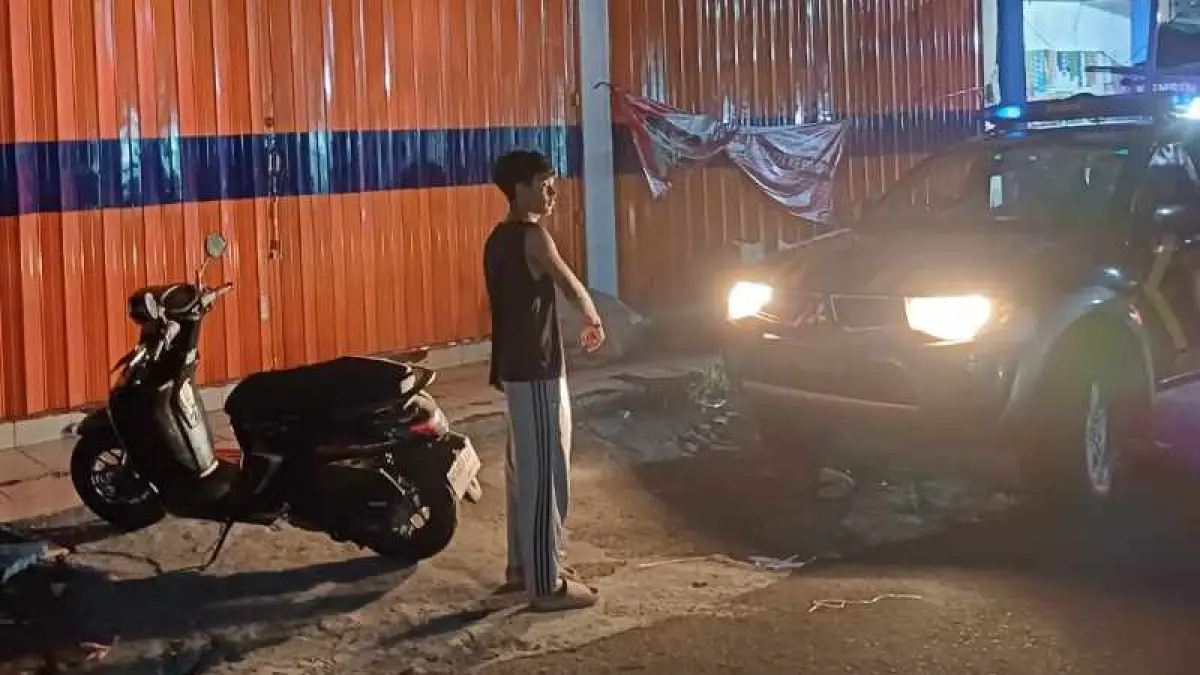 OLAH TKP: Aparat kepolisian Polsek Selemadeg, yang melakukan olah TKP di lokasi kejadian didepan kantor J&T di Banjar Bajera Kaja, Desa Bajera, Selemadeg, Tabanan. (ist)