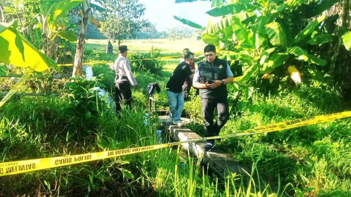 PASANG GARIS POLISI : Tim polisi memasang&nbsp; garis polisi di lokasi kejadian, di Desa Tukadmungga, Kecamatan Buleleng.( Foto: Polres Bulelen