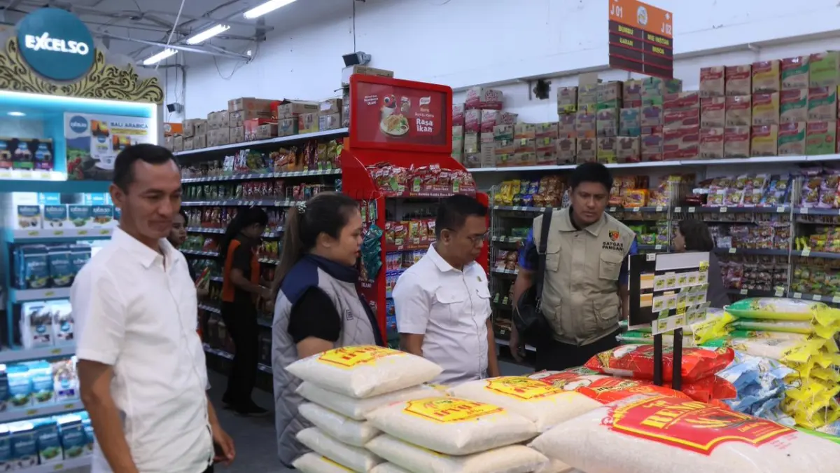SANGAT AMAN: Tim Satgas Siber Pelanggaran Pangan melakukan pemantauan stok dan harga bahan pangan di Pasar Badung, Denpasar, Kamis (14/5/2026). (ist/radarbali.id)