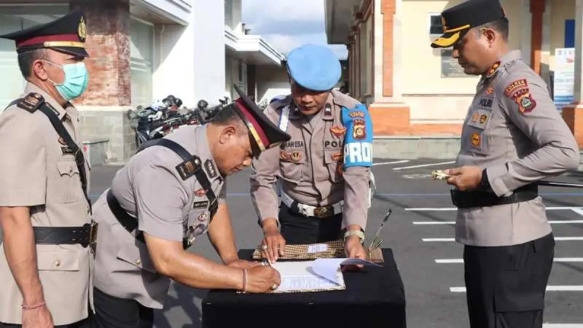 SERAH TERIMA : Sejumlah pejabat utama Polres Karangasem saat menjalani Sertijab. (ist)