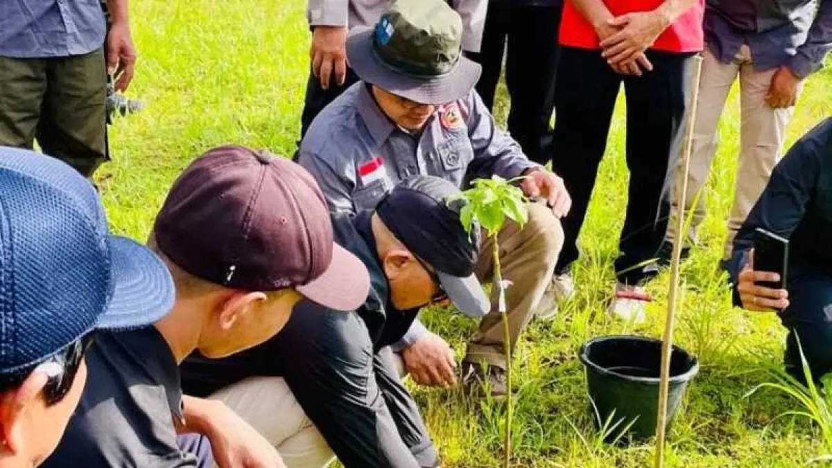TANAM POHON: Pemkab Bangli bersama Forum Pengurangan Risiko Bencana (FPRB) Kabupaten Bangli menggelar kegiatan penanaman pohon di kawasan Pura Dalem Buungan, Kecamatan Susut. (Kominfo Bangli)