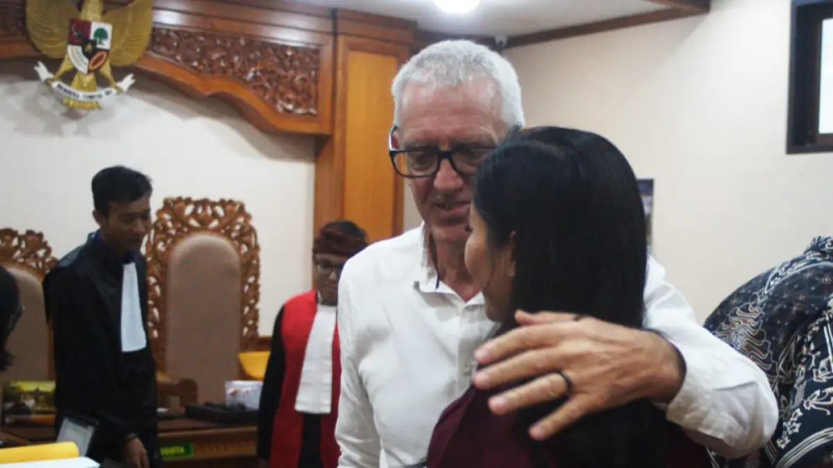 TUNTUT KEADILAN: Terdakwa Valur Blomsterberg usai divonis 2 tahun penjara oleh majelis hakim di PN Gianyar. (ist/radarbali.id)