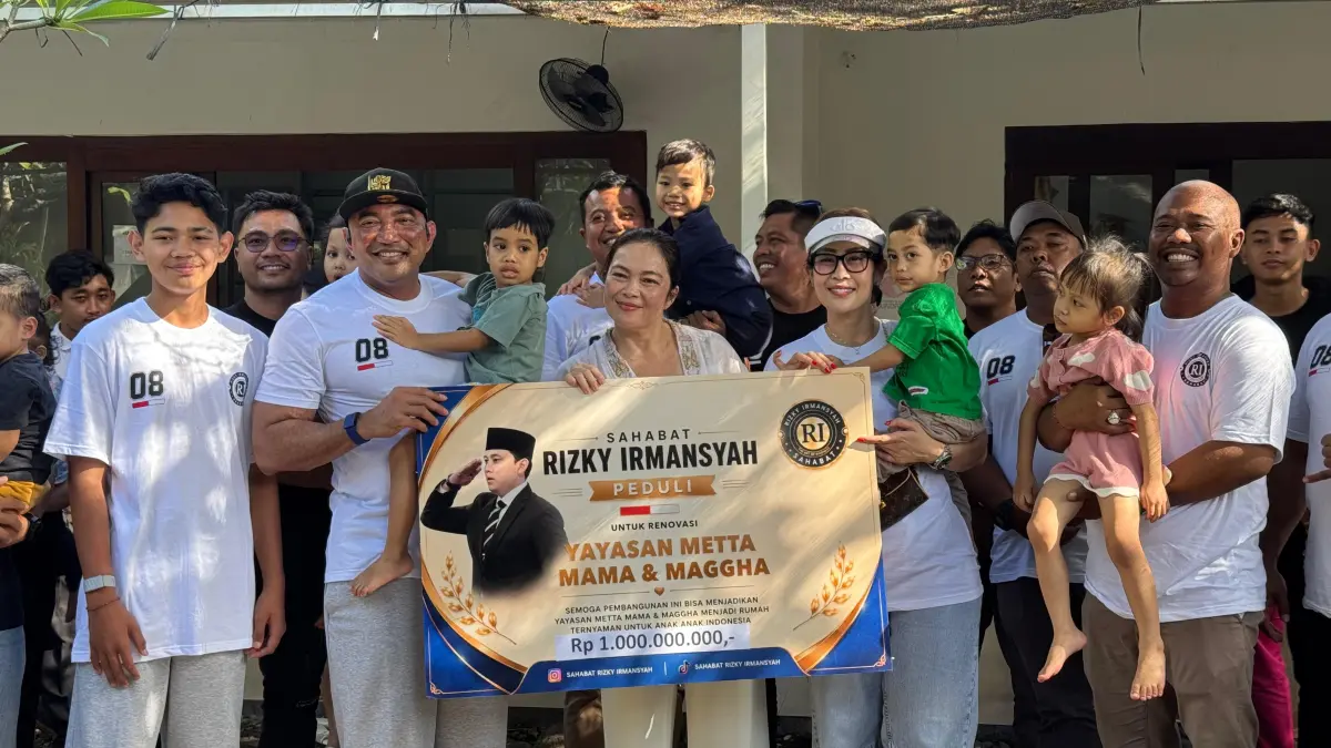 bantuan secara simbolis dilakukan oleh Sahabat Rizky Irmansyah Provinsi Bali yang dipimpin oleh I Made Muliawan Arya (De Gadjah) bersama Ida Bagus Yoga Adi Putra.